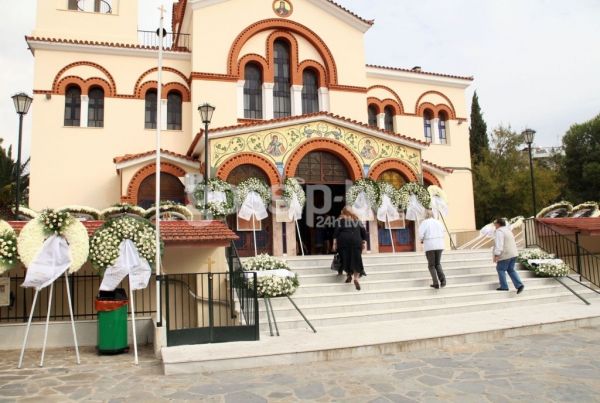 Κατέρρευσε η Λίζα Δουκακάρου στην κηδεία του συζύγου της