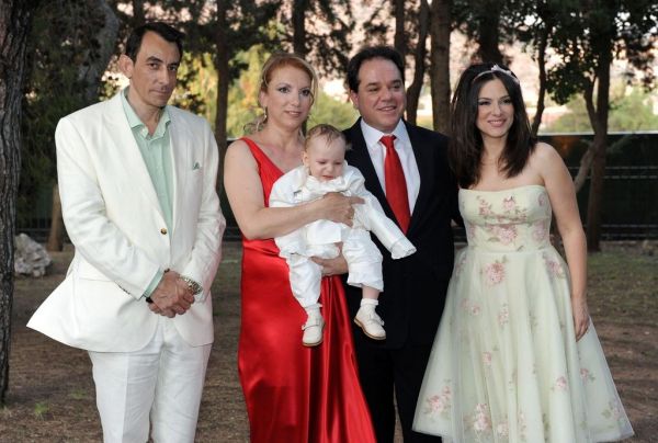 Καρέ-καρέ  η βάπτιση των διδύμων της Ελένης Τσαγκά