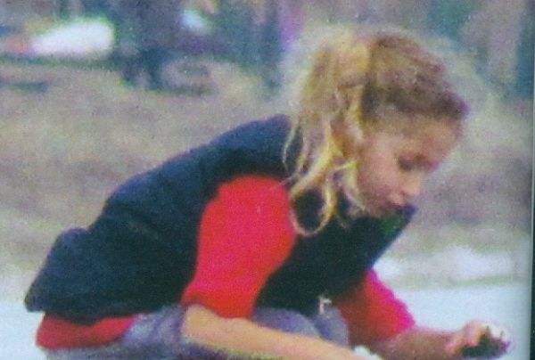 Παίζει με τα κουβαδάκια της η Αναστασία Ρουβά 