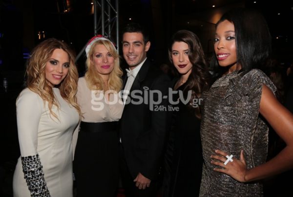 Η Ελένη Μενεγάκη ως Αγιοβασιλίτσα άναψε τα φώτα στο Χριστουγεννιάτικο δέντρο εμπορικού κέντρου