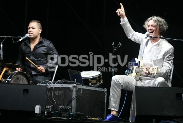 Τα μπλε ηλεκτρίκ παπούτσια του… (φωτό)