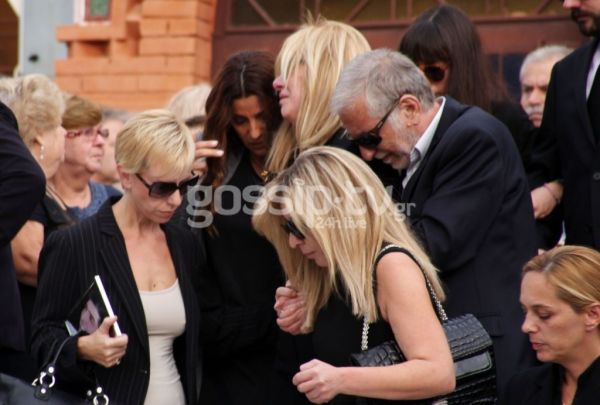 Κατέρρευσε η Λίζα Δουκακάρου στην κηδεία του συζύγου της