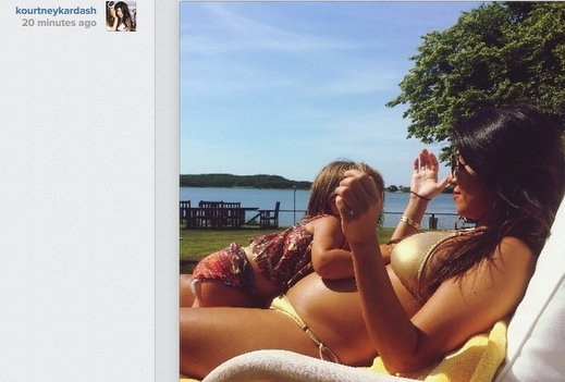 Αγκαλιά με την κόρη της στην ξαπλώστρα!