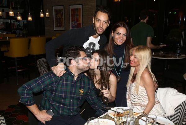  Παρουσιαστής σε τρυφερά ενσταντανέ με πασίγνωστη Ελληνίδα ηθοποιό! Νέο ειδύλλιο;