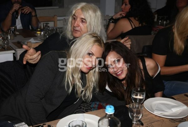 Ο Νίκος Καρβέλας γιόρτασε την ονομαστική του γιορτή με τις γυναίκες του!