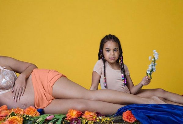 Ολόγυμνη η Beyonce. Φωτογραφίζεται με την κοιλίτσα της φουσκωμένη