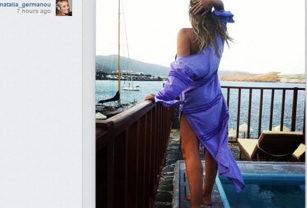 Σέξι παρουσιάστρια αποχαιρετά το καλοκαίρι