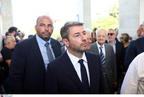 ΕΞΟΔΙΟΣ ΑΚΟΛΟΥΘΙΑ ΤΗΣ ΛΕΝΑΣ ΣΑΜΑΡΑ ΝΙΚΟΣ ΑΝΔΡΟΥΛΑΚΗΣ ΠΡΟΕΔΡΟΣ ΠΑΣΟΚ ΚΙΝΑΛ