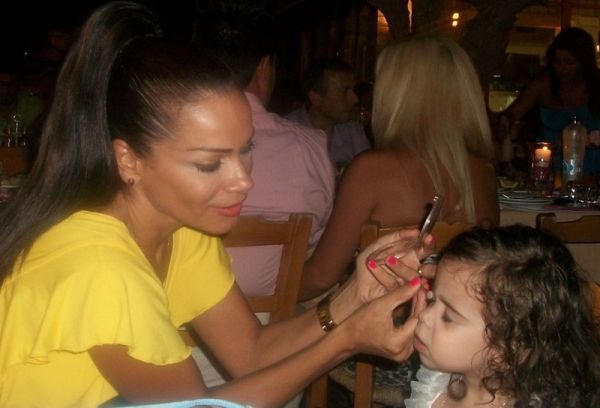 Έλλη Αγγελιδάκη: Στη Κρήτη για την βάφτιση της ανιψιάς της! 