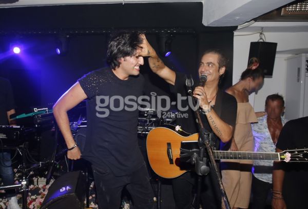 Ο Διονύσης Σχοινάς στη σκηνή με το γιο του