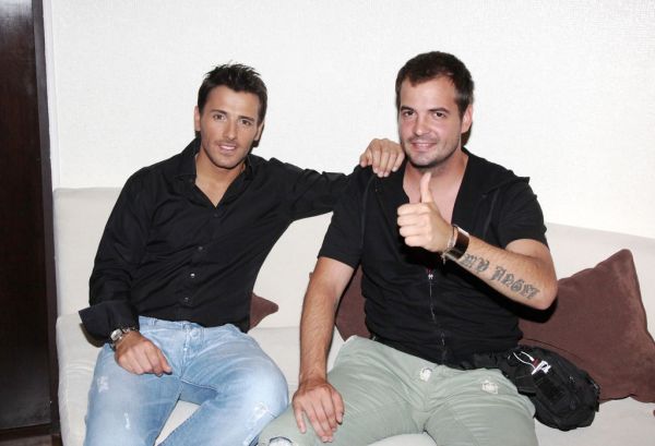 Ο Νίνο ντύθηκε στα χακί και βγήκε να το γλεντήσει