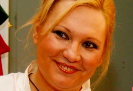 Ποια γνωστή ηθοποιός είναι το κοριτσάκι που δίνει ρεσιτάλ στο χορό;