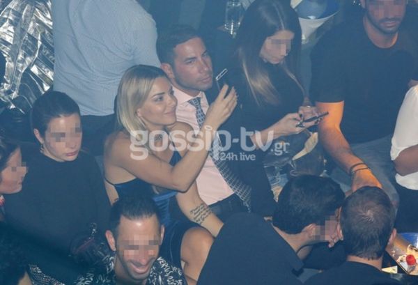  Ζοζεφίν Βέντελ-Βασίλης Μιχαήλ: Τι έρωτας και αυτό; Στο στόμα τον ταΐζει! (φωτό)