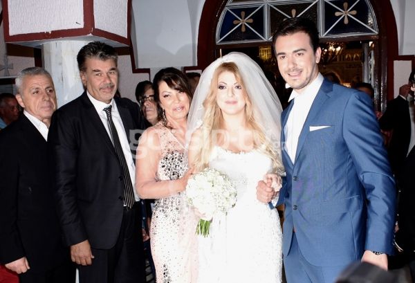 Άντζελα Δημητρίου: Το φωτογραφικό άλμπουμ του γάμου της κόρης της και το τσιφτετέλι της νύφης