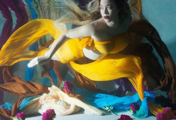 Ολόγυμνη η Beyonce. Φωτογραφίζεται με την κοιλίτσα της φουσκωμένη