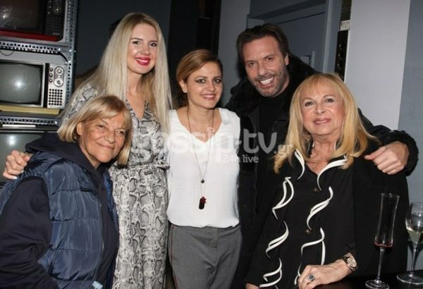 Χαμόγελα ευτυχίας και λαμπερές παρουσίες στην επίσημη πρεμιέρα του έργου «Χορεύοντας στο σκοτάδι»