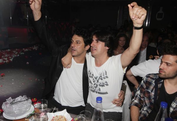 Τα μπουζούκια βλάπτουν σοβαρά… τη μοναξιά!