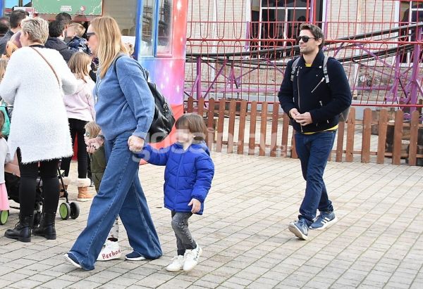 Ρούλα Ρέβη - Αποστόλης Τότσικας: Με τα παιδιά τους στα λούνα παρκ