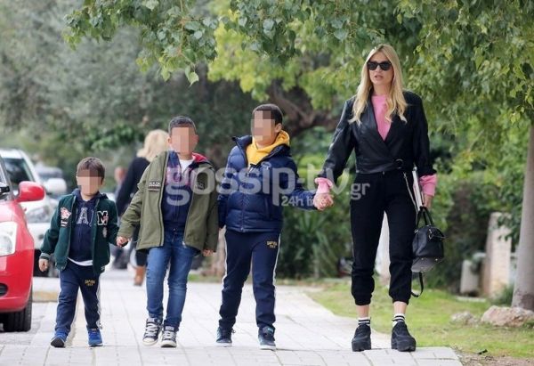 Φαίη Σκορδά: Βόλτα με τα παιδιά της στη Γλυφάδα
