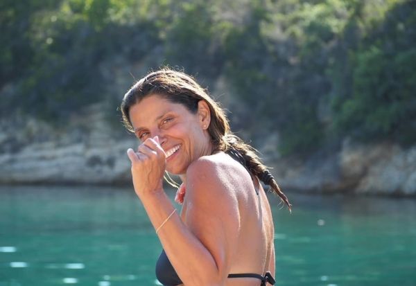 Η Πόπη Τσαπανίδου με μαύρο μπικίνι, κοτσίδες και εντελώς άβαφη! 