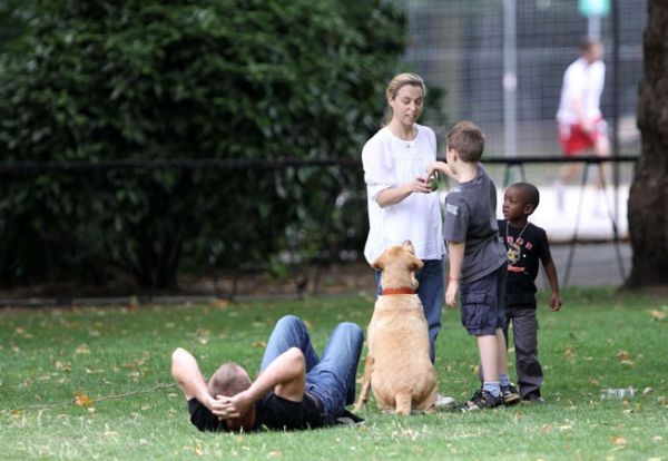 O Guy Ritchie με τους γιους του στο πάρκο