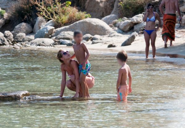 Ντορέττα Παπαδημητρίου: Σέξι μαμά στην παραλία