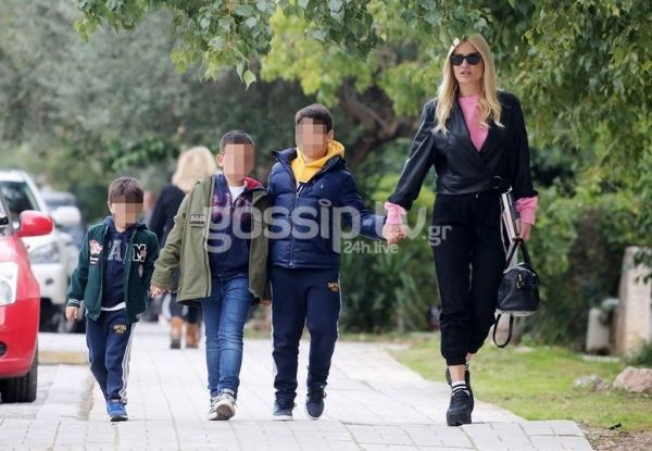 Φαίη Σκορδά: Βόλτα με τα παιδιά της στη Γλυφάδα