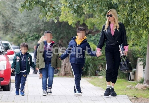 Φαίη Σκορδά: Βόλτα με τα παιδιά της στη Γλυφάδα