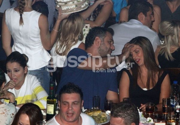 Καυτά φιλιά για Αρναούτογλου-Κόκλα στα μπουζούκια!