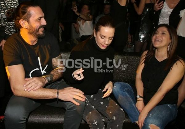 Ερωτευμένοι και αγκαλιασμένοι στα μπουζούκια! (pics)