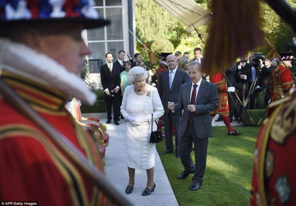 Φωτογραφίες από την επίσκεψη της Βασίλισσας Ελισάβετ στο Παρίσι 