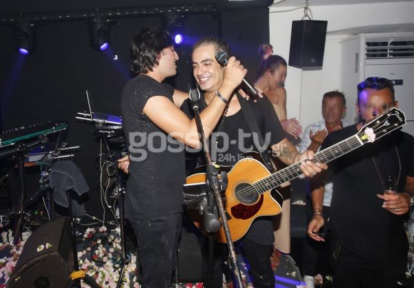 Ο Διονύσης Σχοινάς στη σκηνή με το γιο του