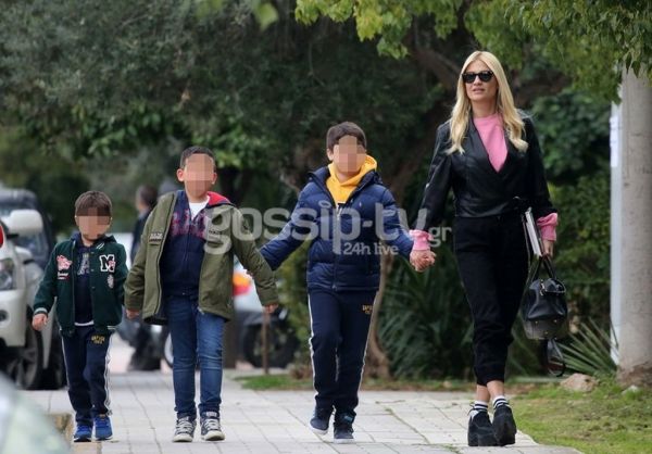 Φαίη Σκορδά: Βόλτα με τα παιδιά της στη Γλυφάδα