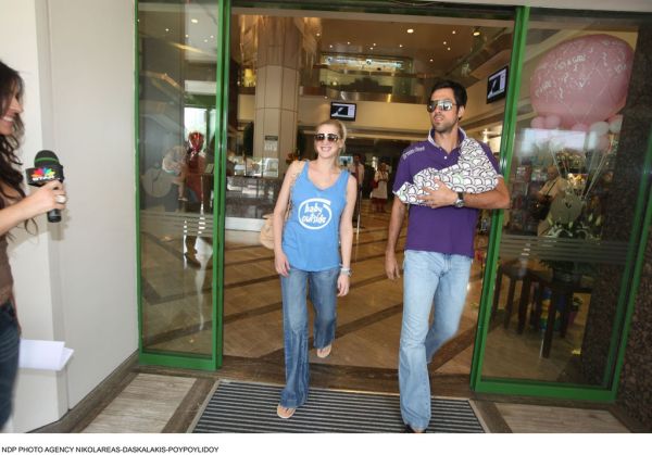 Η πρώτη βόλτα με τον νεογέννητο γιο τους... 