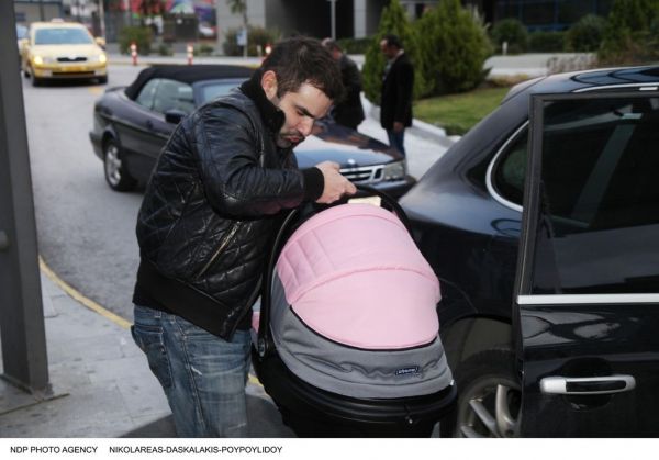 Η έξοδος του ευτυχή μπαμπά Νάσου Γουμενίδη από το μαιευτήριο