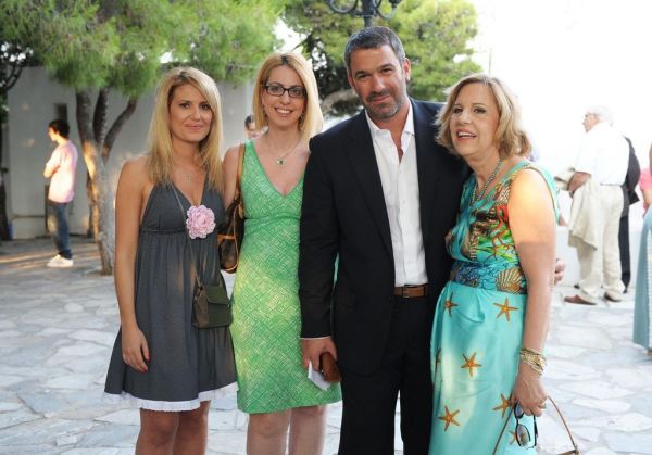 Καρέ-καρέ  η βάπτιση των διδύμων της Ελένης Τσαγκά