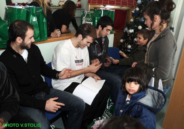 Ο Άγιος Βασίλης ντύθηκε... στα πράσινα για καλό σκοπό