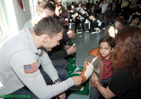 Ο Άγιος Βασίλης ντύθηκε... στα πράσινα για καλό σκοπό