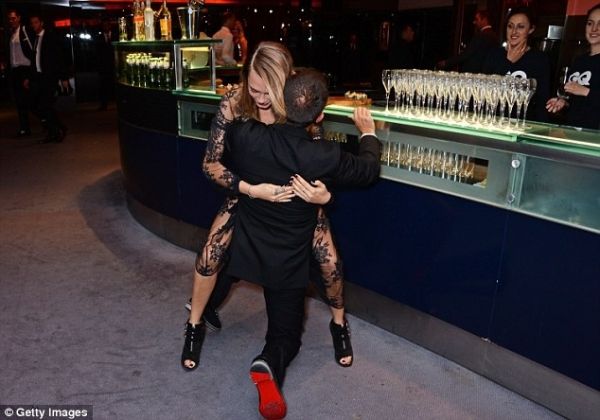 Ήπιαν τόσο πολύ που... σαβουριάστηκαν στο κόκκινο χαλί!