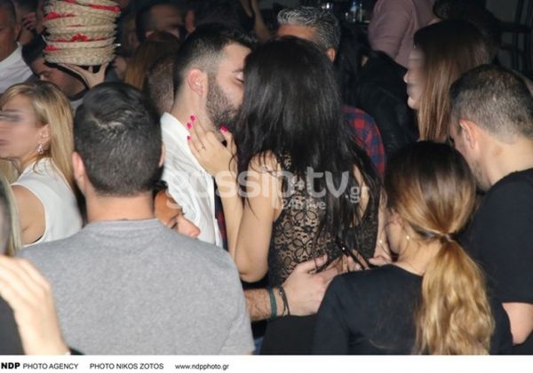 Ασυγκράτητοι! Τα καυτά φιλιά του ερωτευμένου ζευγαριού σε δημόσια θέα! 