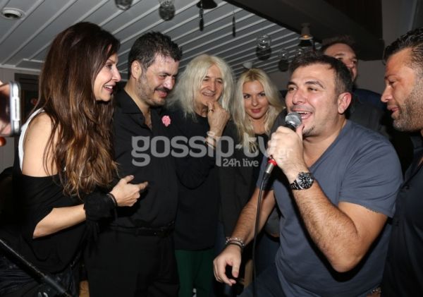 Ο Νίκος Καρβέλας γιόρτασε την ονομαστική του γιορτή με τις γυναίκες του!