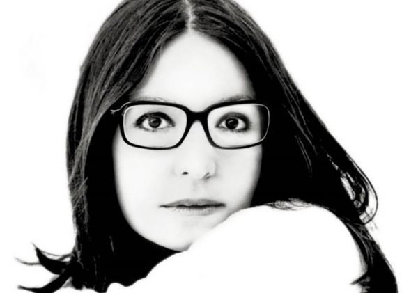 Γιατί η Νανά Μούσχουρη δεν άλλαξε ποτέ τον σκελετό των γυαλιών της; Διαβάτσε τι απαντάει η ίδια!