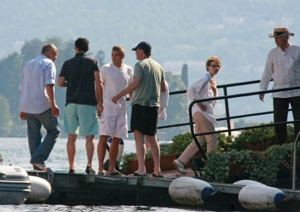 Βόλτες στο Como με τους γονείς και την πρώην του