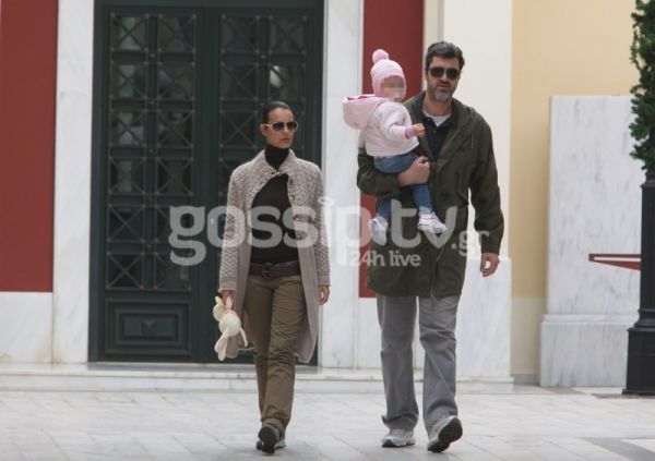 Τσιμτσιλή-Λαφαζάνη: Βόλτα μετά συζύγων και τέκνου στην Κηφισιά!