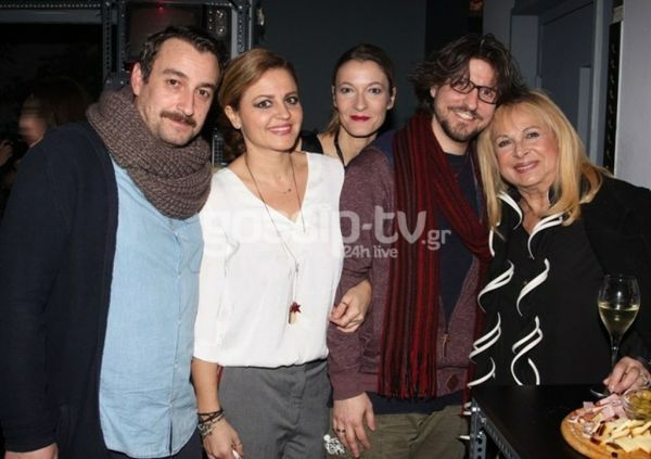 Χαμόγελα ευτυχίας και λαμπερές παρουσίες στην επίσημη πρεμιέρα του έργου «Χορεύοντας στο σκοτάδι»