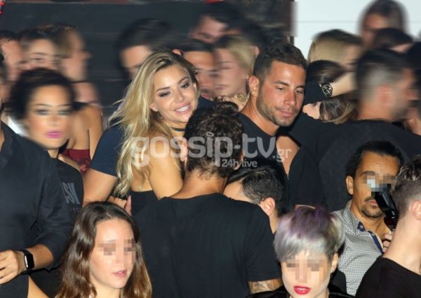 Ασυγκράτητοι. Δεν σταμάτησαν να αγκαλιάζονται και να φιλιούνται στα μπουζούκια