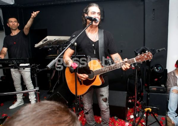 Ποιον δείχνει ο Διονύσης Σχοινάς;