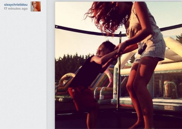 Δείτε την Σίσσυ Χρηστίδου να παίζει στο τραμπολίνο με το γιο της!