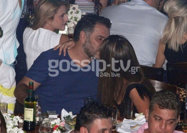 Καυτά φιλιά για Αρναούτογλου-Κόκλα στα μπουζούκια!