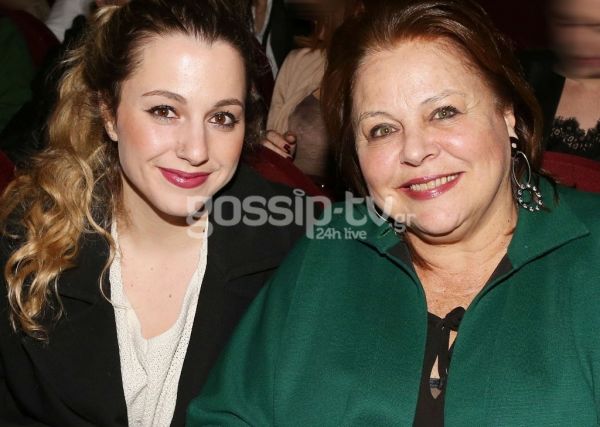 Έξοδος στο θέατρο για μητέρα και κόρη